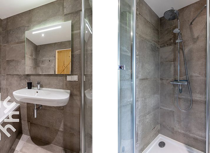 Gemuetlicher Innenbereich des Ferienhauses ZE583 in Vrouwenpolder, Walcheren mit Esstisch und Fernseher in Zeeland.