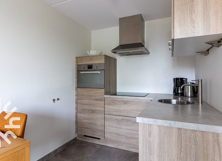 Gemuetlicher Innenbereich des Ferienhauses ZE583 in Vrouwenpolder, Walcheren mit Esstisch und Fernseher in Zeeland.