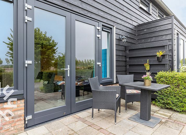 Private Terrasse des Ferienhauses ZE583 in Vrouwenpolder, Walcheren, ideal fuer Mahlzeiten im Freien an der frischen Luft Zeelands.