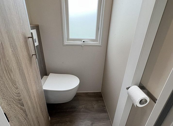 Geraeumiger Garten von VZ030 Chalet Vrouwenpolder mit Blick auf die Landschaft in Zeeland