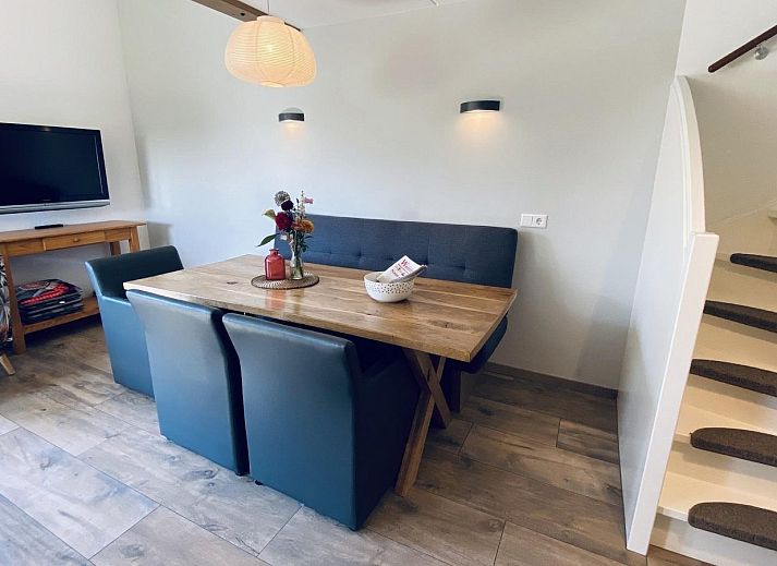 Die sonnige Terrasse von VZ587 Ferienhaus Vrouwenpolder, Walcheren, ist ideal fuer Mahlzeiten im Freien.