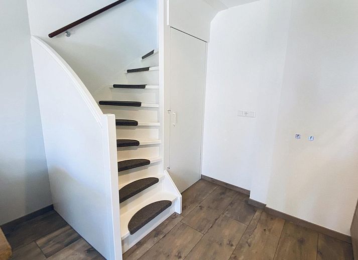 Die sonnige Terrasse von VZ587 Ferienhaus Vrouwenpolder, Walcheren, ist ideal fuer Mahlzeiten im Freien.