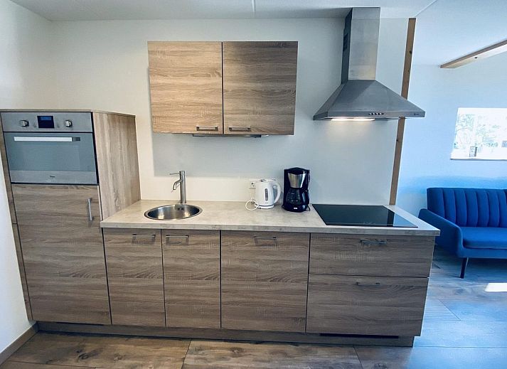 Die sonnige Terrasse von VZ587 Ferienhaus Vrouwenpolder, Walcheren, ist ideal fuer Mahlzeiten im Freien.