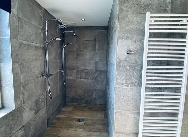 Gruene Umgebung und Terrasse von VZ587 Vakantiewoning Vrouwenpolder in Zeeland.