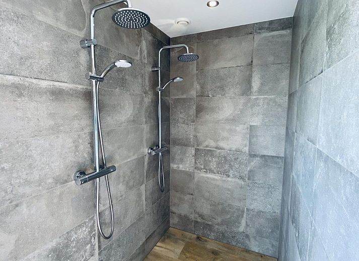 Gruene Umgebung und Terrasse von VZ587 Vakantiewoning Vrouwenpolder in Zeeland.