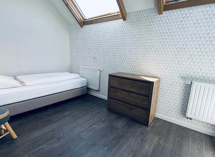 Gruene Umgebung und Terrasse von VZ587 Vakantiewoning Vrouwenpolder in Zeeland.