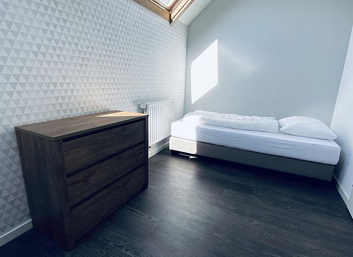 Gruene Umgebung und Terrasse von VZ587 Vakantiewoning Vrouwenpolder in Zeeland.