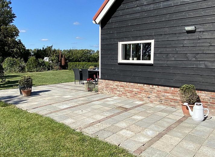 Helles Wohnzimmer in VZ587 Ferienhaus Vrouwenpolder mit Blick auf den Garten, Zeeland.