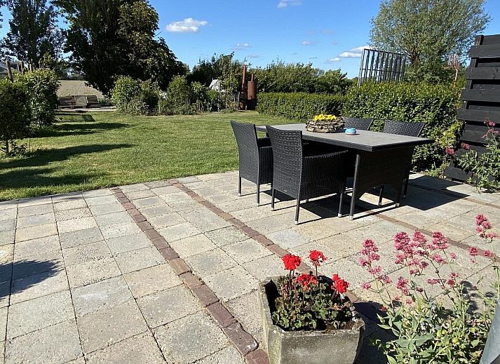 Helles Wohnzimmer in VZ587 Ferienhaus Vrouwenpolder mit Blick auf den Garten, Zeeland.