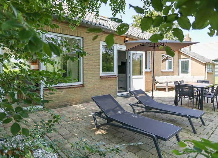 ZP5A bungalow met zonnig terras in Vrouwenpolder, Walcheren, Zeeland, omringd door groene natuur en rustgevende omgeving.