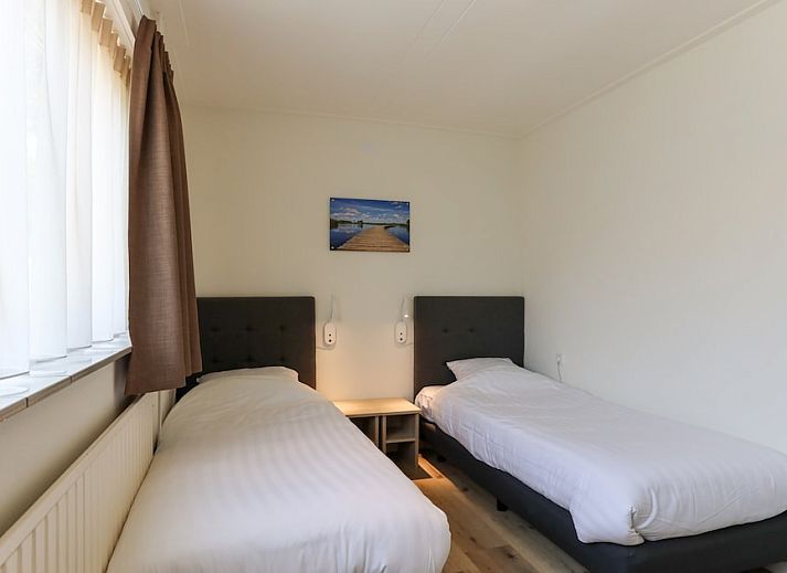 Gezellige slaapkamer in bungalow ZP5A, Vrouwenpolder, Walcheren, Zeeland met een comfortabel bed en natuurlijk licht.