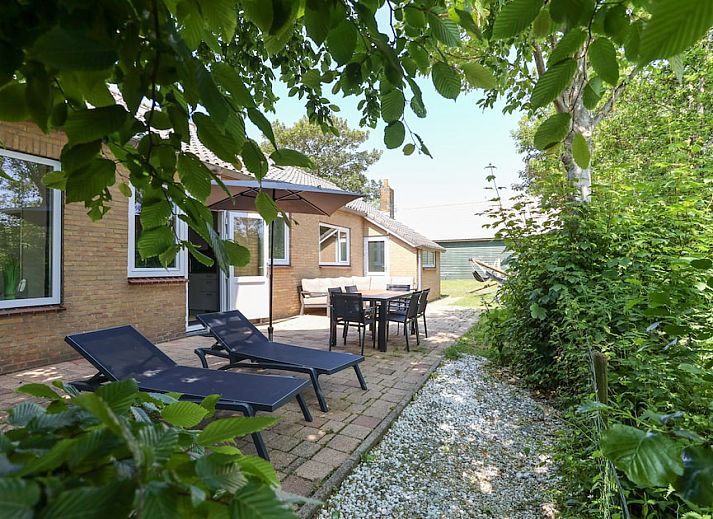 ZP5A bungalow in Vrouwenpolder, Walcheren, Zeeland, omgeven door groene heggen en een zonnige tuin, ideaal voor een ontspannen verblijf.