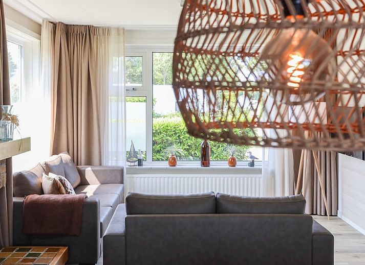 ZP5A bungalow in Vrouwenpolder, Walcheren, Zeeland, omgeven door groene heggen en een zonnige tuin, ideaal voor een ontspannen verblijf.