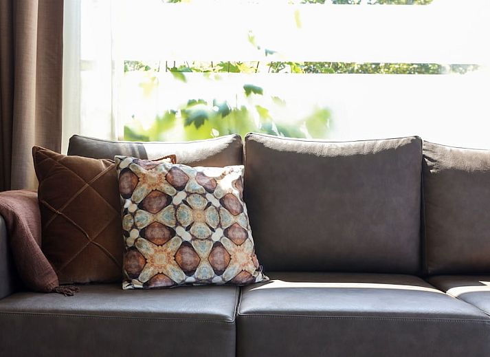 Ontspannen op het zonnige terras van bungalow ZP5A in Vrouwenpolder, Walcheren, Zeeland, omgeven door groene natuur.