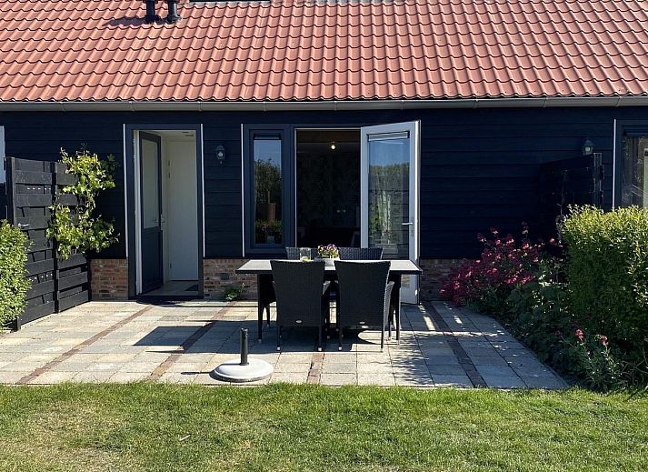 Zonnig terras bij VZ740 Vakantiewoning Vrouwenpolder, Walcheren, Zeeland.