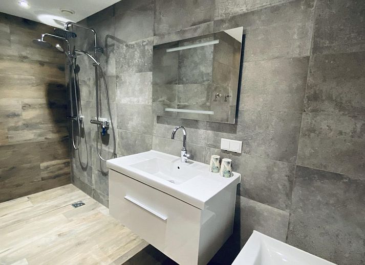 Terras met uitzicht op tuin bij VZ740 Vakantiewoning Vrouwenpolder, Zeeland.