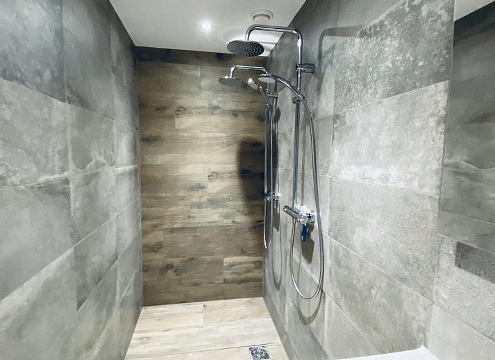 Terras met uitzicht op tuin bij VZ740 Vakantiewoning Vrouwenpolder, Zeeland.