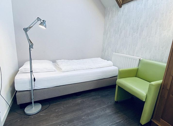 Terras met uitzicht op tuin bij VZ740 Vakantiewoning Vrouwenpolder, Zeeland.