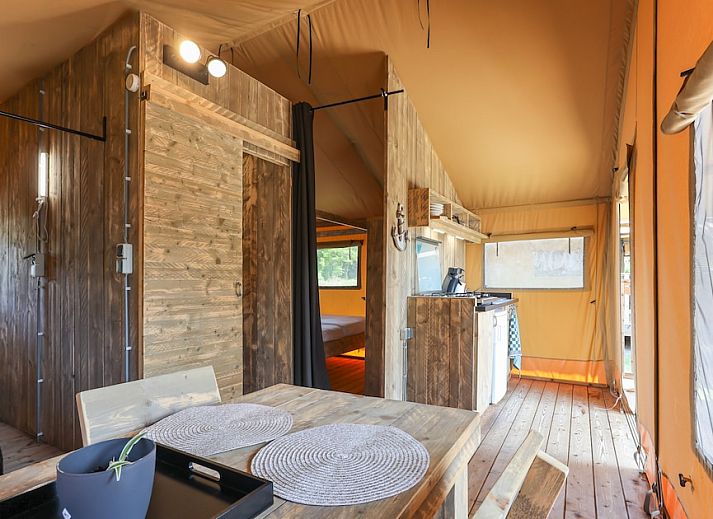 Safari tent 4 in Vrouwenpolder, Walcheren: a cozy glamping lodge with spacious veranda in the green nature of Zeeland.