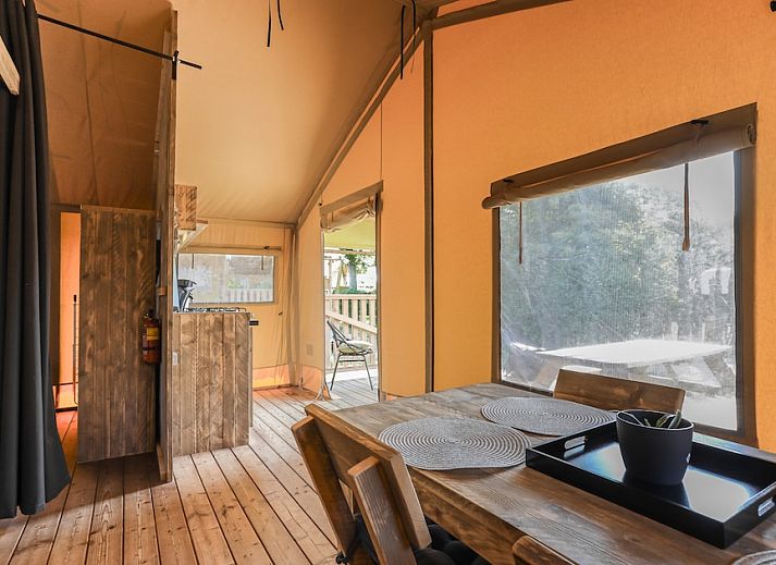 Safari tent 4 in Vrouwenpolder, Walcheren offers a spacious veranda for a relaxing glamping experience in the nature of Zeeland.