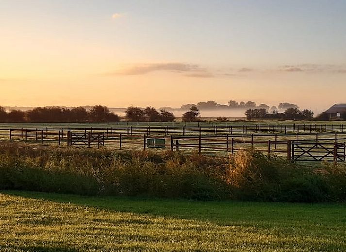 Gezellige woonkamer met uitzicht in Vakantiehuis in Vrouwenpolder, Walcheren, Zeeland.