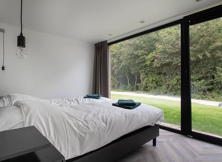 Gezellige woonkamer met uitzicht in Vakantiehuis in Vrouwenpolder, Walcheren, Zeeland.