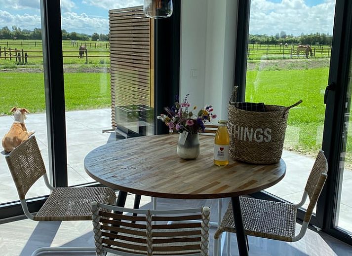 Slaapkamer met grote ramen in Vakantiehuis in Vrouwenpolder, Walcheren, Zeeland.