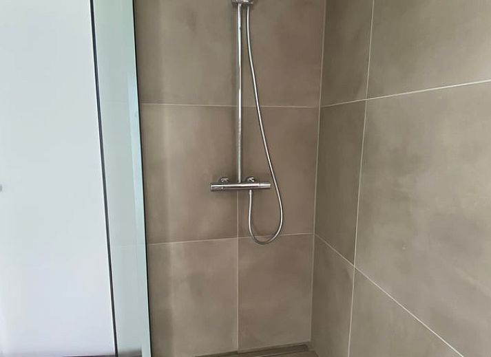 Slaapkamer met grote ramen in Vakantiehuis in Vrouwenpolder, Walcheren, Zeeland.