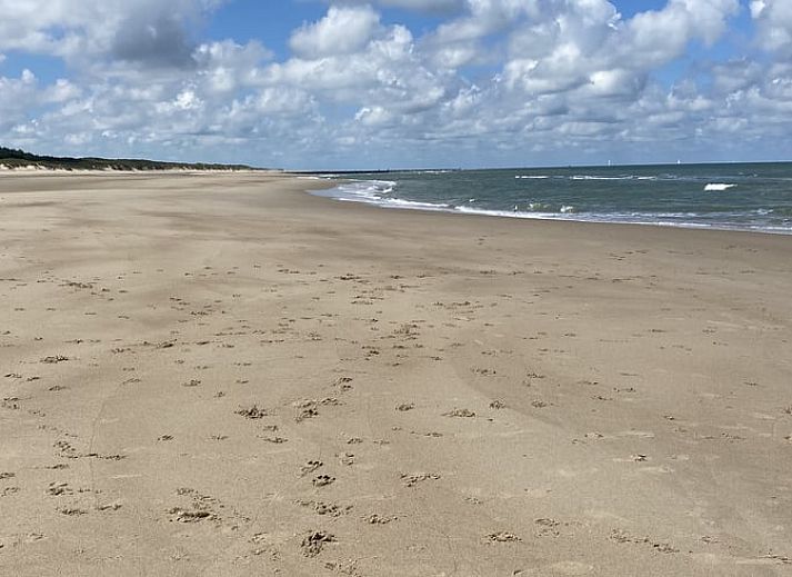 Slaapkamer met grote ramen in Vakantiehuis in Vrouwenpolder, Walcheren, Zeeland.