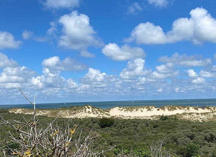 Slaapkamer met grote ramen in Vakantiehuis in Vrouwenpolder, Walcheren, Zeeland.