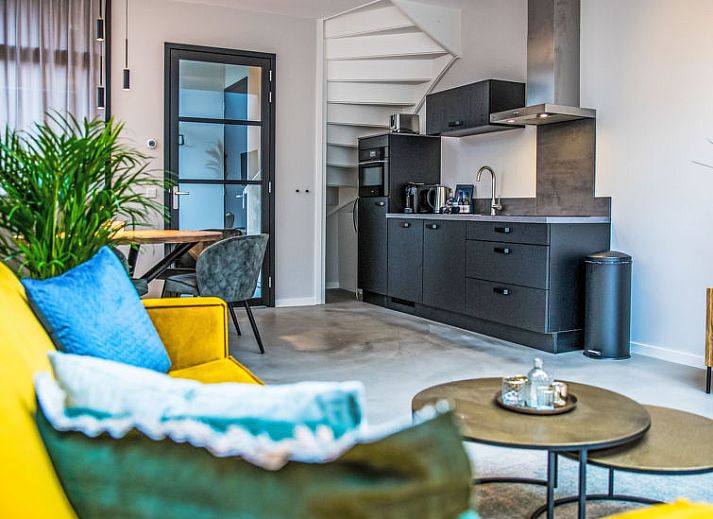 Stijlvolle woonkamer in Vakantiehuis Mini Camping Oranjezon, Vrouwenpolder, Walcheren, Zeeland met toegang tot terras.