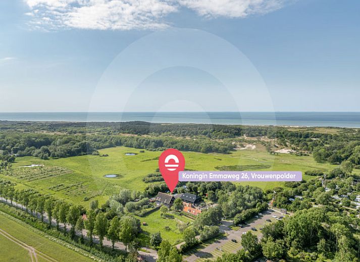 Stijlvolle woonkamer in Vakantiehuis Mini Camping Oranjezon, Vrouwenpolder, Walcheren, Zeeland met toegang tot terras.