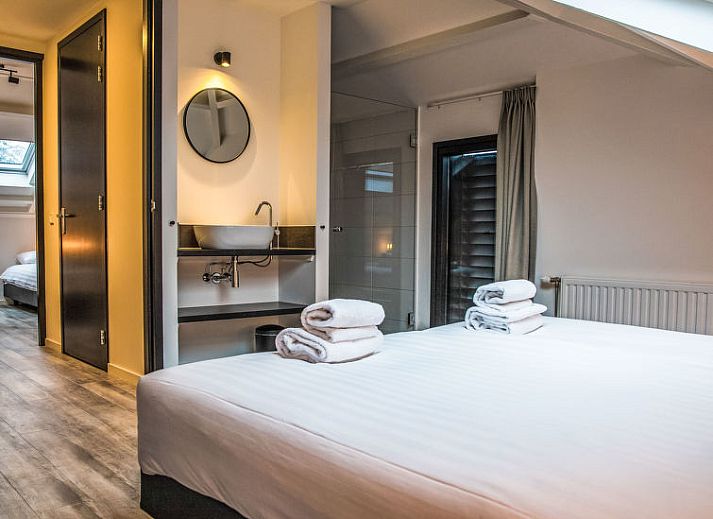 Stijlvolle woonkamer in Vakantiehuis Mini Camping Oranjezon, Vrouwenpolder, Walcheren, Zeeland met toegang tot terras.