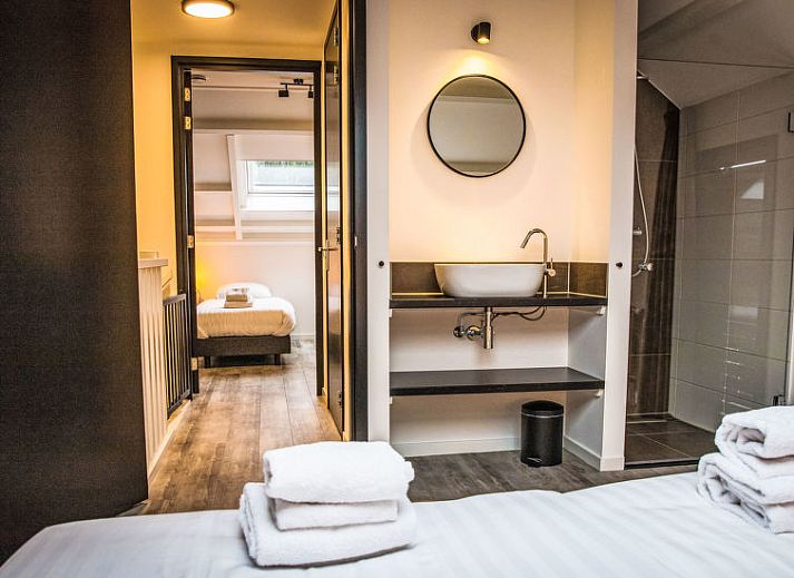 Stijlvolle woonkamer in Vakantiehuis Mini Camping Oranjezon, Vrouwenpolder, Walcheren, Zeeland met toegang tot terras.