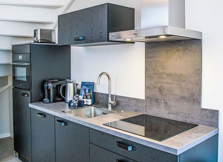 Moderne keuken en eetruimte in Vakantiehuis Mini Camping Oranjezon, Vrouwenpolder, Walcheren, Zeeland.