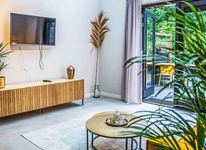 Moderne keuken en eetruimte in Vakantiehuis Mini Camping Oranjezon, Vrouwenpolder, Walcheren, Zeeland.