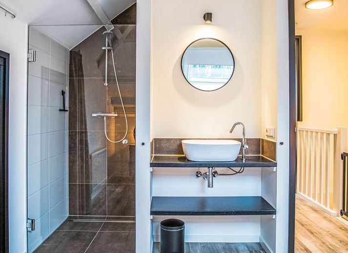 Moderne keuken en eetruimte in Vakantiehuis Mini Camping Oranjezon, Vrouwenpolder, Walcheren, Zeeland.