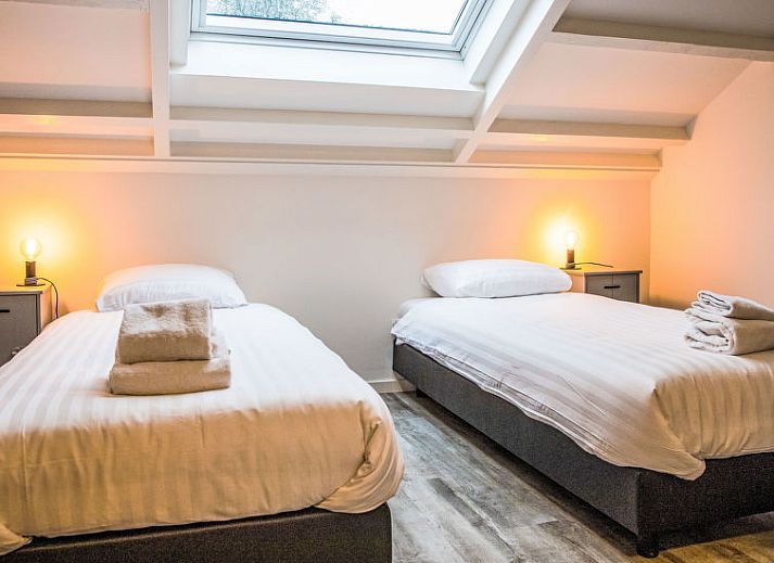 Luchtfoto van Vakantiehuis Mini Camping Oranjezon in Vrouwenpolder, Walcheren, Zeeland met omliggende natuur.