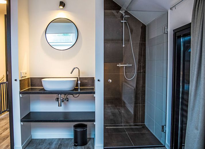 Luchtfoto van Vakantiehuis Mini Camping Oranjezon in Vrouwenpolder, Walcheren, Zeeland met omliggende natuur.