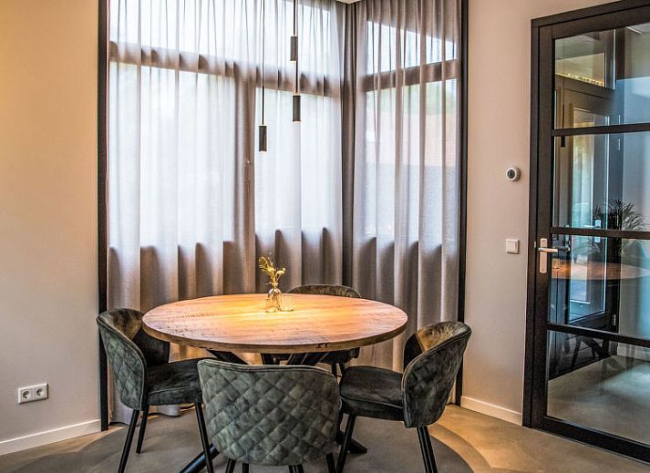 Luchtfoto van Vakantiehuis Mini Camping Oranjezon in Vrouwenpolder, Walcheren, Zeeland met omliggende natuur.