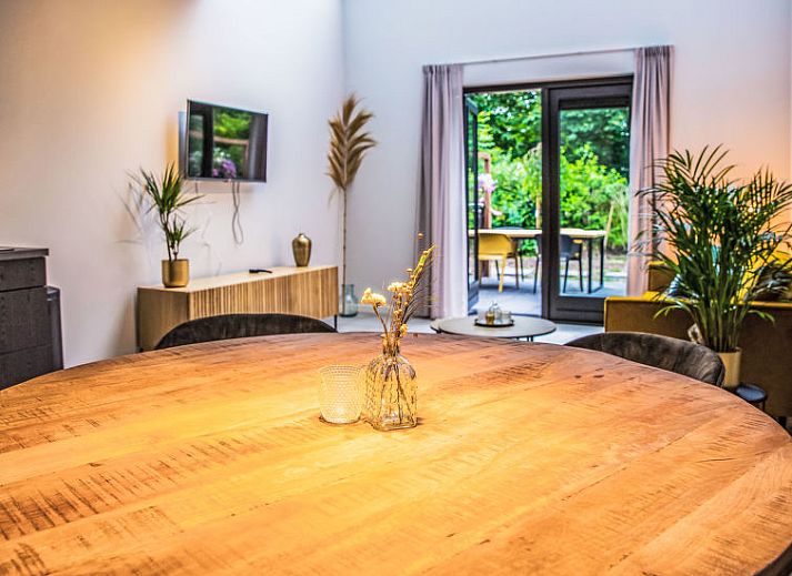 Luchtfoto van Vakantiehuis Mini Camping Oranjezon in Vrouwenpolder, Walcheren, Zeeland met omliggende natuur.