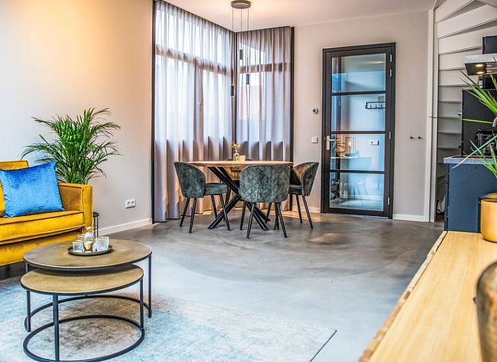 Comfortabele slaapkamer met ensuite badkamer in Vakantiehuis Mini Camping Oranjezon, Vrouwenpolder, Walcheren, Zeeland.