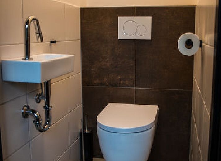 Comfortabele slaapkamer met ensuite badkamer in Vakantiehuis Mini Camping Oranjezon, Vrouwenpolder, Walcheren, Zeeland.