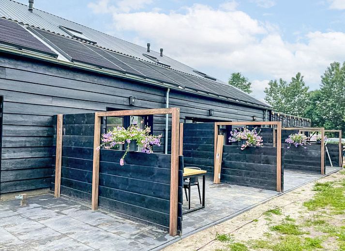 Ruime slaapkamer en badkamer in Vakantiehuis Mini Camping Oranjezon, Vrouwenpolder, Walcheren, Zeeland.