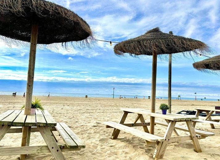 Ruime slaapkamer en badkamer in Vakantiehuis Mini Camping Oranjezon, Vrouwenpolder, Walcheren, Zeeland.