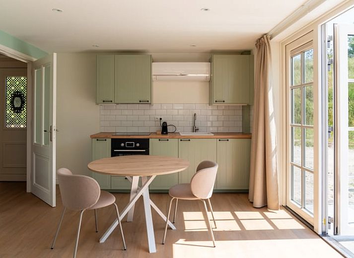 Vakantiehuis in Vrouwenpolder met charmante bakstenen gevel, gelegen in het serene Walcheren, Zeeland.