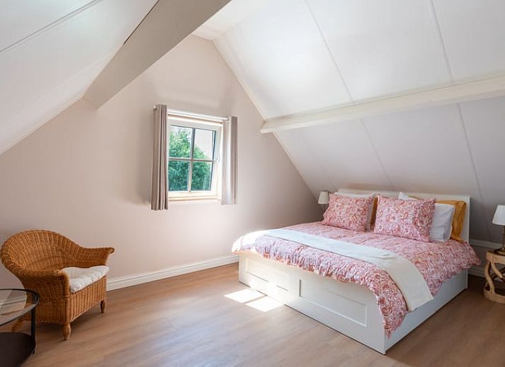 Gezellige zithoek in Vakantiehuis in Vrouwenpolder, Walcheren, met comfortabele bank en kussens.