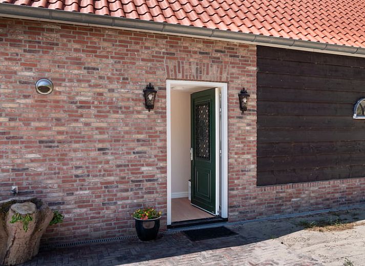 Stijlvolle eethoek in Vakantiehuis in Vrouwenpolder, Walcheren, Zeeland, met elegant gedekte tafel.