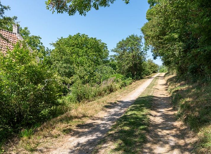 Lichte woonkamer in Vakantiehuis in Vrouwenpolder, Walcheren, met uitzicht op groene tuin.