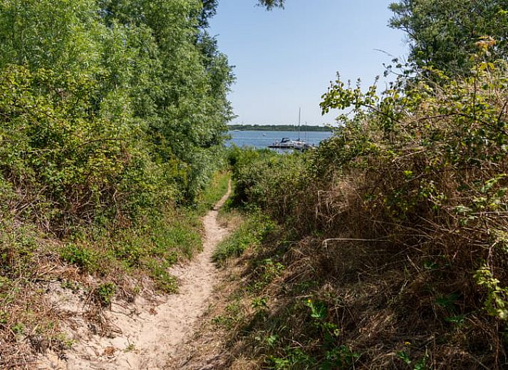 Moderne keuken in Vakantiehuis in Vrouwenpolder, Walcheren, Zeeland, met open deuren naar het terras.